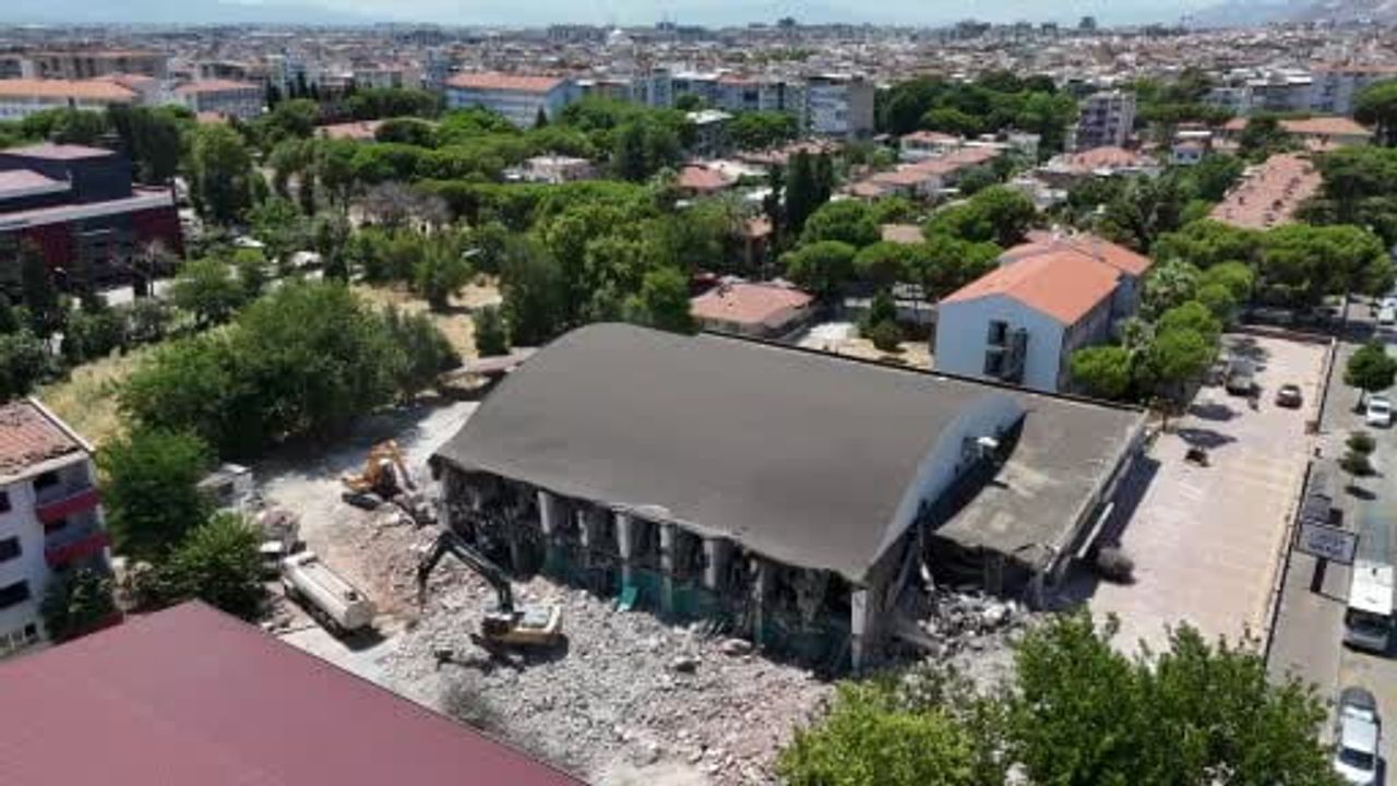 Aydın'ın 65 yıllık spor salonunda yıkım çalışmaları başladı