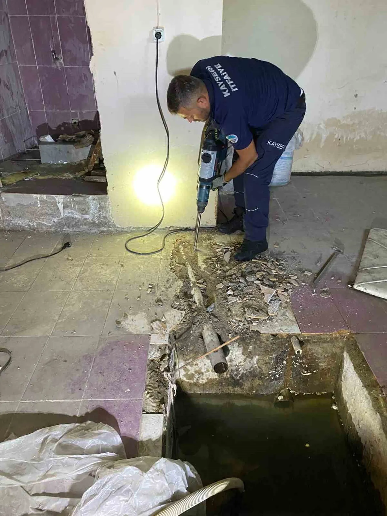 KAYSERİ'NİN MELİKGAZİ İLÇESİNDE SU BORUSU İÇERİSİNDE SIKIŞAN KEDİYİ İTFAİYE EKİPLERİ...