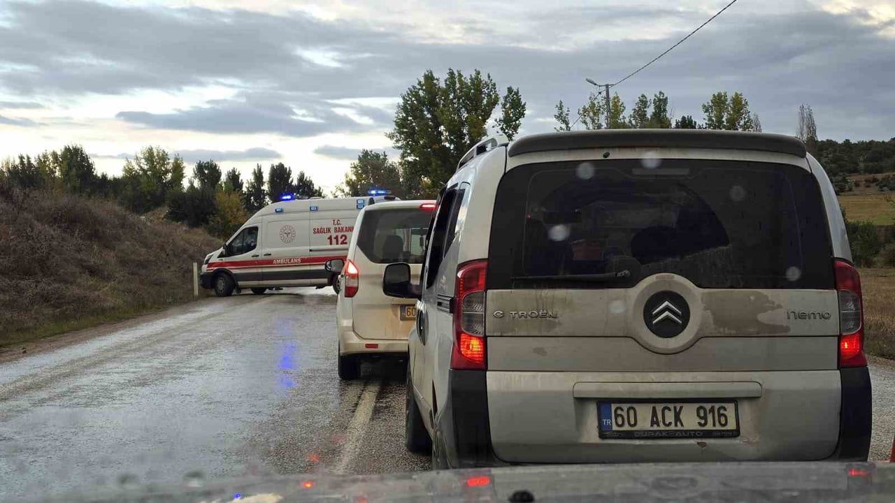 ZİLE – TURHAL KARAYOLU’NDA İKİ OTOMOBİL KAFA KAFAYA ÇARPIŞTI. MEYDANA GELEN KAZADA 5 KİŞİ...