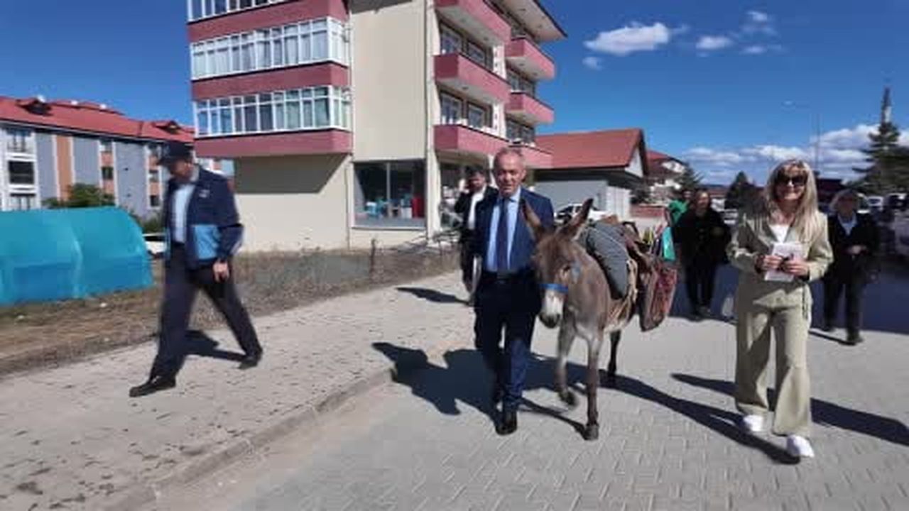 Eşeğiyle kitap taşıyor, köy çocuklarının hayallerine ışık oluyor