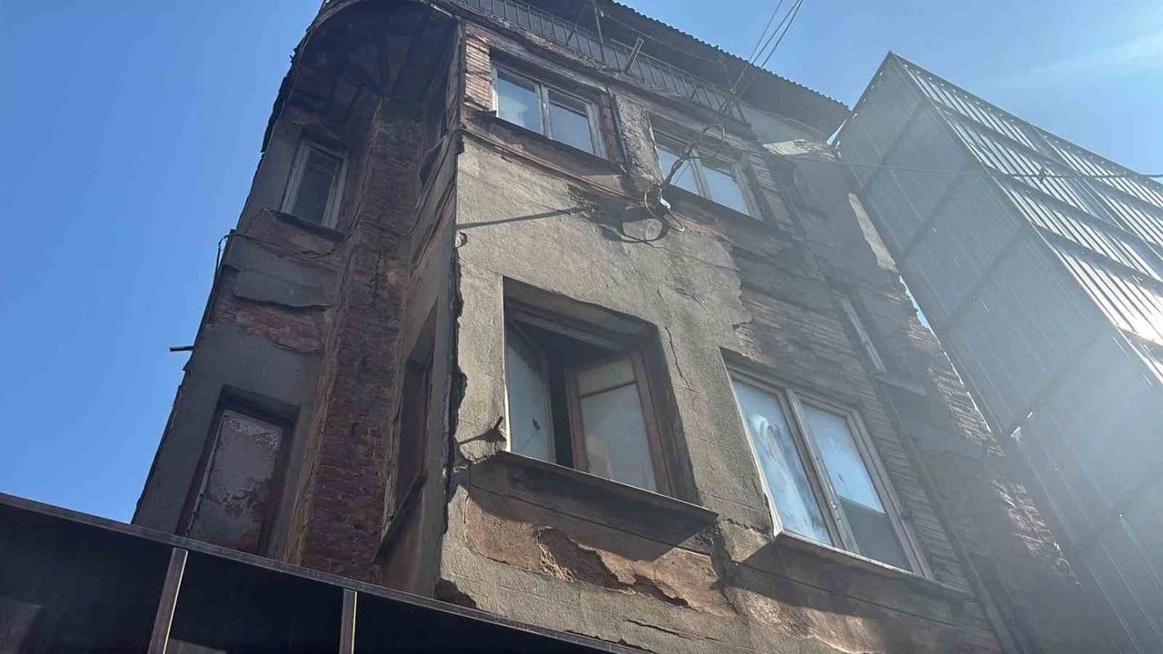İSTANBUL BEYOĞLU’NDA BİR BİNADAN KÖTÜ KOKULAR GELDİĞİ İHBARI ÜZERİNE OLAY YERİNE GELEN POLİS...