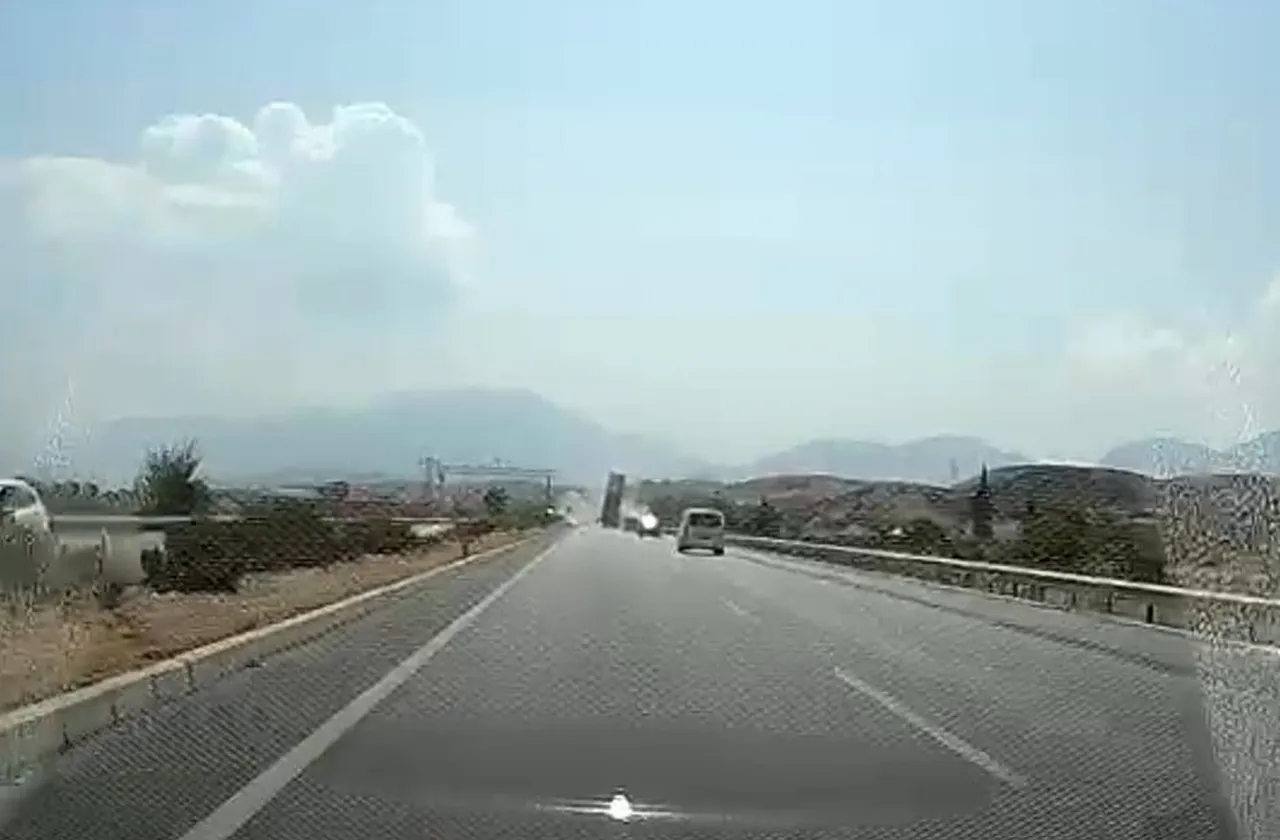 DENİZLİ’DE YÜKÜ BOŞALTTIKTAN SONRA AÇIK UNUTTUĞU DORSE İLE YOLDA SEYİR EDEN TIR ELEKTRONİK...