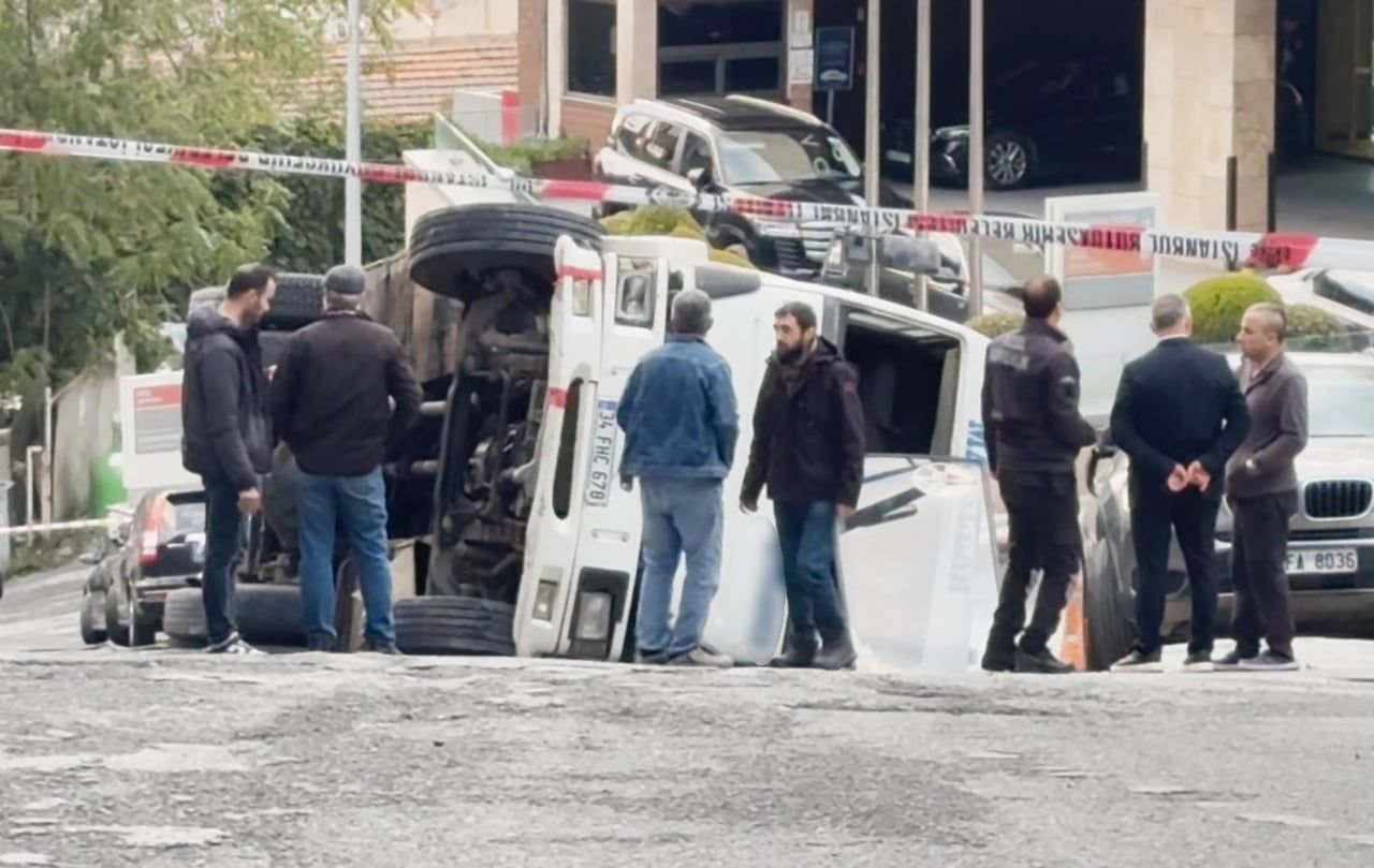 BEYOĞLU’NDA İDDİAYA GÖRE SÜRÜCÜSÜNÜN KONTROLÜNDEN ÇIKAN KAMYON YAN YATTI. KAZADA SÜRÜCÜ YARA...
