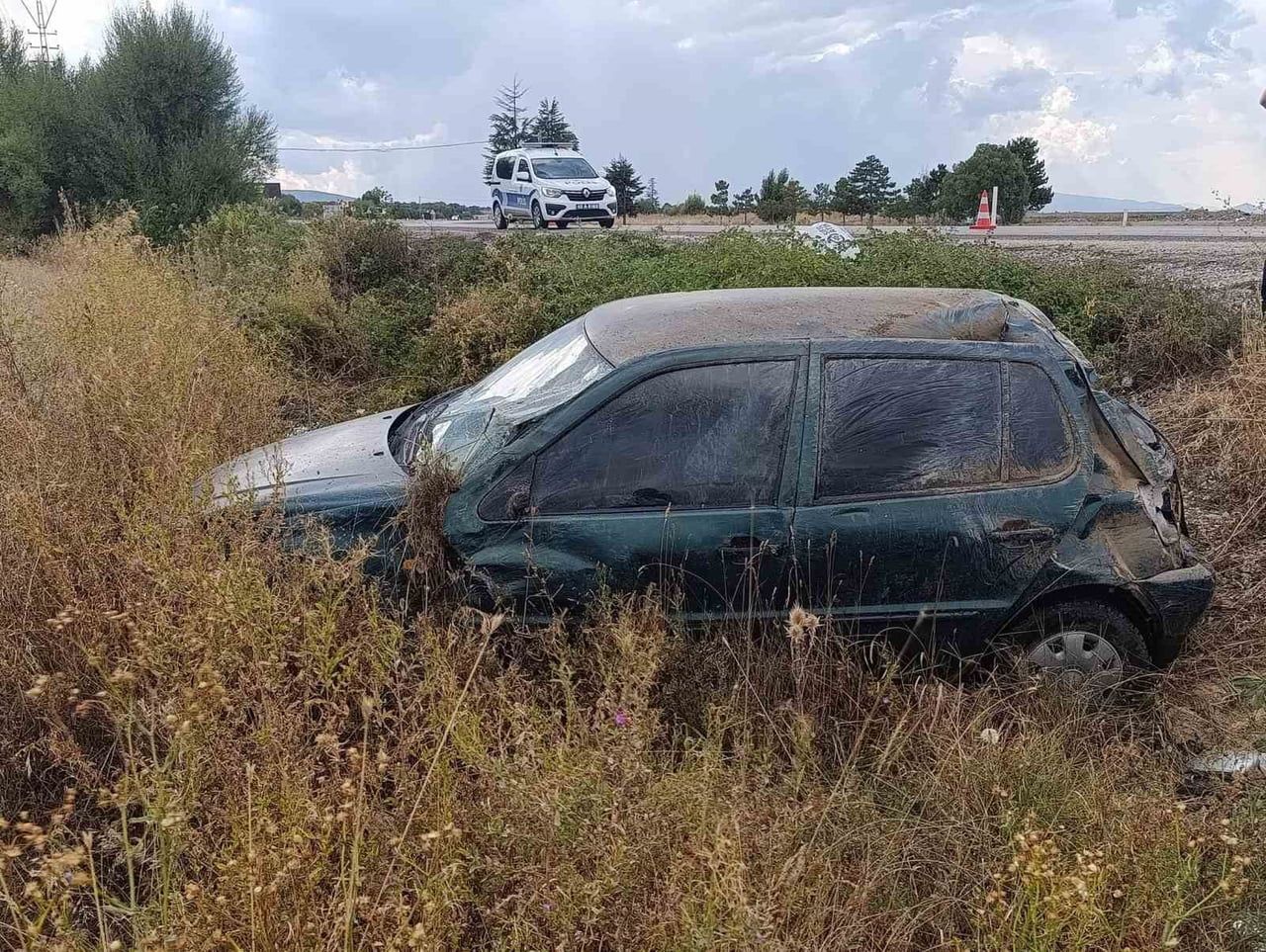 KONYA’NIN BEYŞEHİR İLÇESİNDE YAĞIŞLI HAVANIN ETKİSİYLE KONTROLDEN ÇIKAN OTOMOBİL ŞARAMPOLE...
