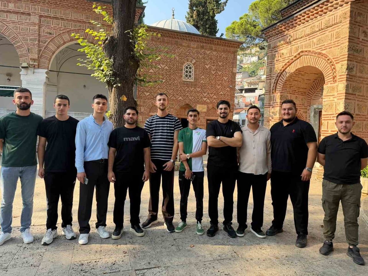 AK PARTİ OSMANGAZİ İLÇE GENÇLİK KOLLARI, İLÇENİN ÖNEMLİ TARİHİ VE MANEVİ DEĞERLERİ ARASINDA YER...