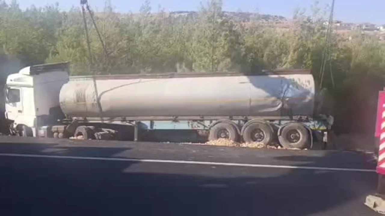 Gelin konvoyuna çarpmamak için manevra yapan tanker yoldan çıktı