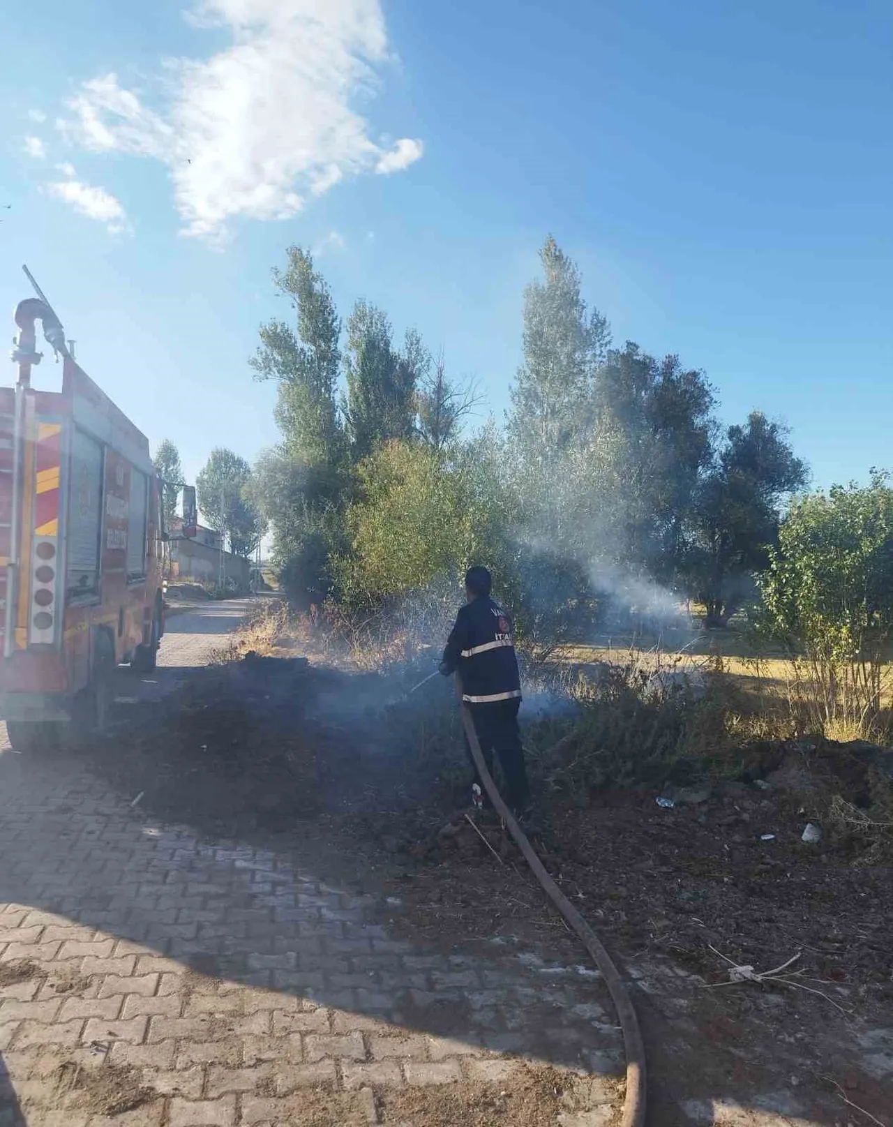 VAN'IN GEVAŞ İLÇESİNDE ÇIKAN ÖRTÜ ÜSTÜ YANGIN, İTFAİYE EKİPLERİ TARAFINDAN...