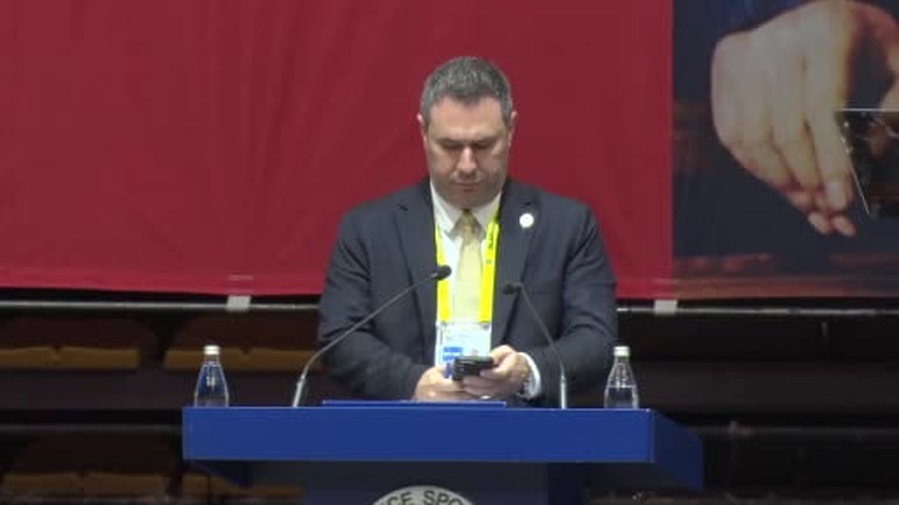 Fenerbahçe Başkan Vekili Barış Göktürk, sarı-lacivertlilerin borcunun yükseldiğini belirterek...