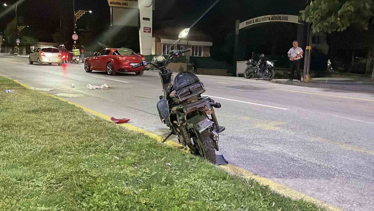 SİVAS’TA MOTOSİKLET İLE ELEKTRİKLİ BİSİKLETİN ÇARPIŞMASI SONUCU MEYDANA GELEN TRAFİK KAZASINDA 2...