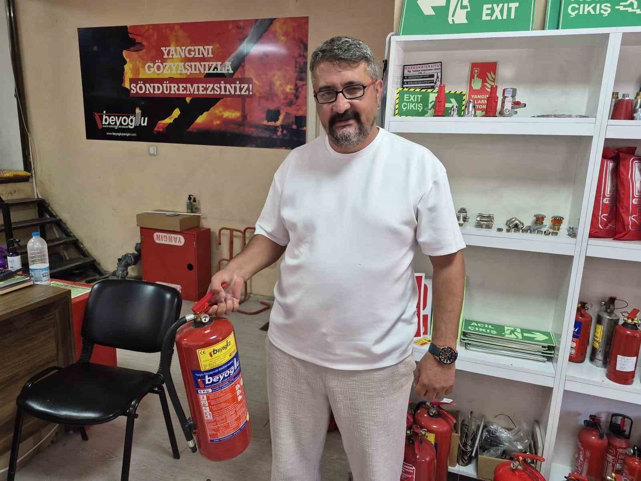 ESKİŞEHİR'DE İŞLETME SAHİBİ ÖMER GÖKBOĞA, YANGIN SÖNDÜRME CİHAZLARININ İHTİYAÇ ANINDA SORUNSUZCA...