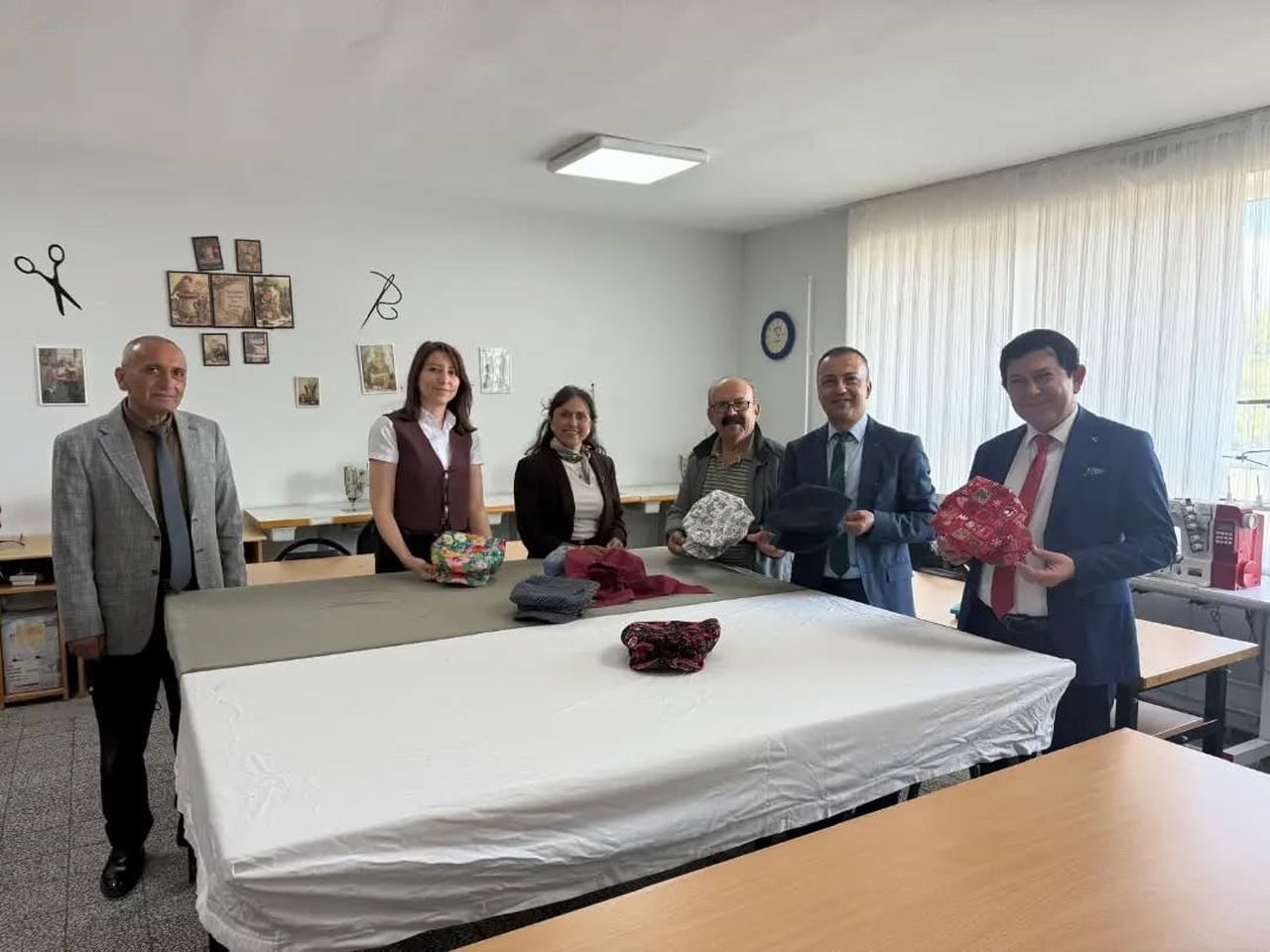 AYDIN’IN YENİPAZAR İLÇESİNDE GEÇMİŞTEN GÜNÜMÜZE TAŞINAN GELENEKSEL SEKİZ KÖŞELİ ŞAPKA YAPIMININ...