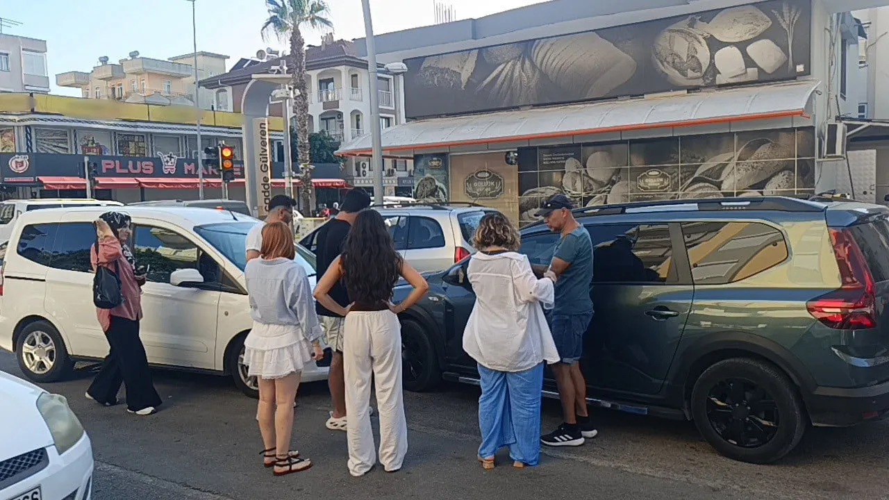 ANTALYA'NIN MANAVGAT İLÇESİ'NDE  SÜRÜCÜSÜNÜN DİREKSİYON HAKİMİYETİNİ KAYBETMESİ SONUCU KARŞI...