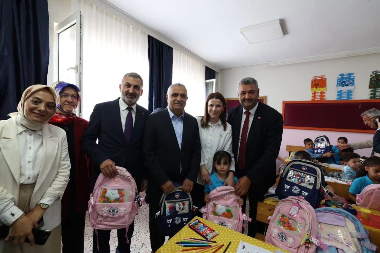 DİLOVASI’NDA YENİ EĞİTİM-ÖĞRETİM YILINA BAŞLAYAN 1. SINIF ÖĞRENCİLERİNE KIRTASİYE MALZEMELERİ...