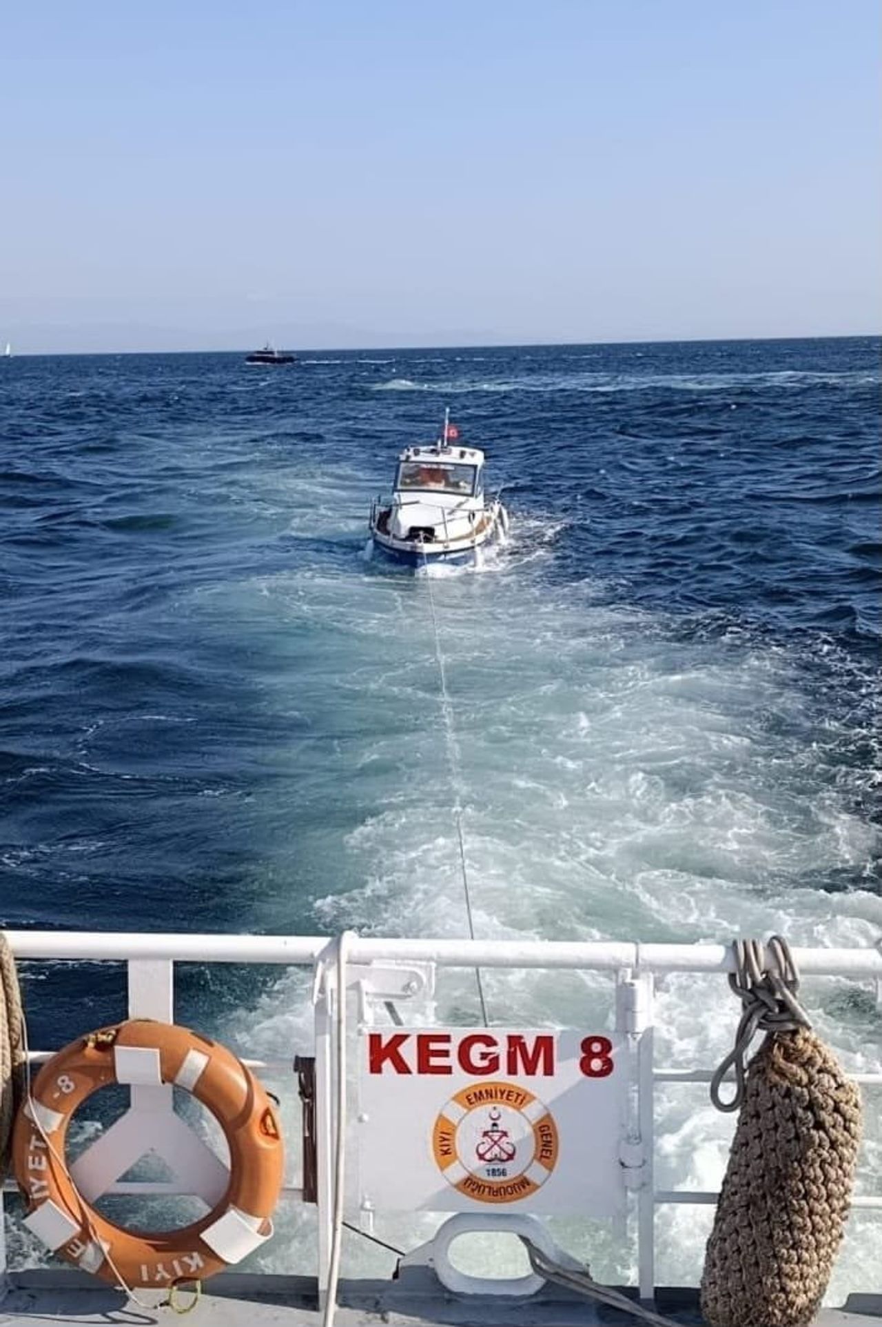 KÜÇÜKÇEKMECE’DE MAKİNE ARIZASI NEDENİYLE SÜRÜKLENEN TEKNE KURTARILDI