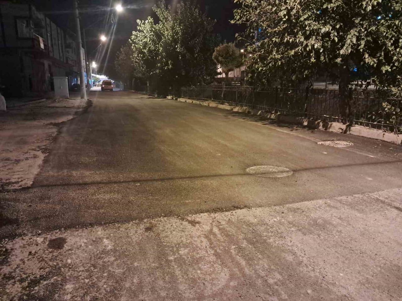 KİLİS’TE KAZANIN ARDINDAN RÖGAR KAPAĞININ BULUNDUĞU NOKTAYA ASFALT DÖKÜLDÜ