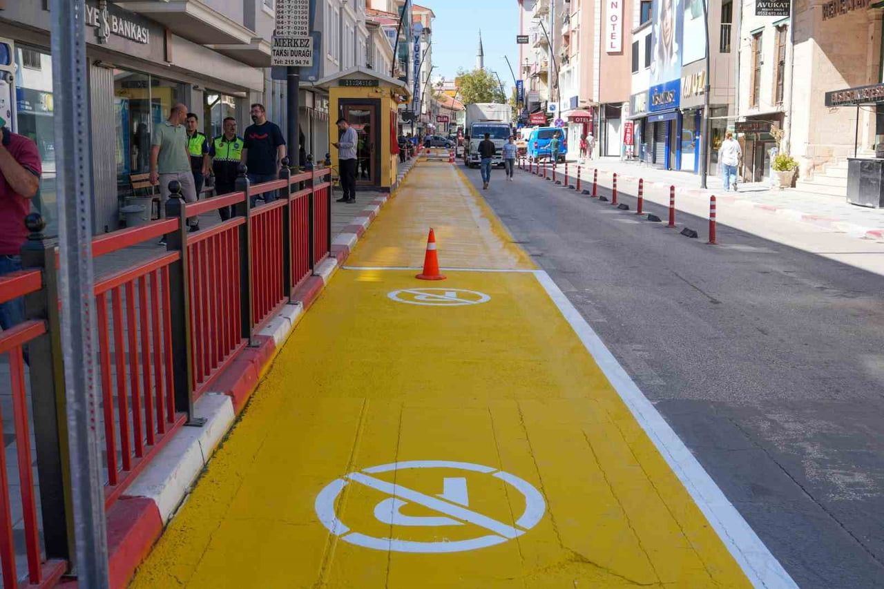 UŞAK BELEDİYESİ’NE BAĞLI EKİPLERCE KENT GENELİNDE YOL ÇİZGİLERİNİ YENİLEME ÇALIŞMASI DEVAM...