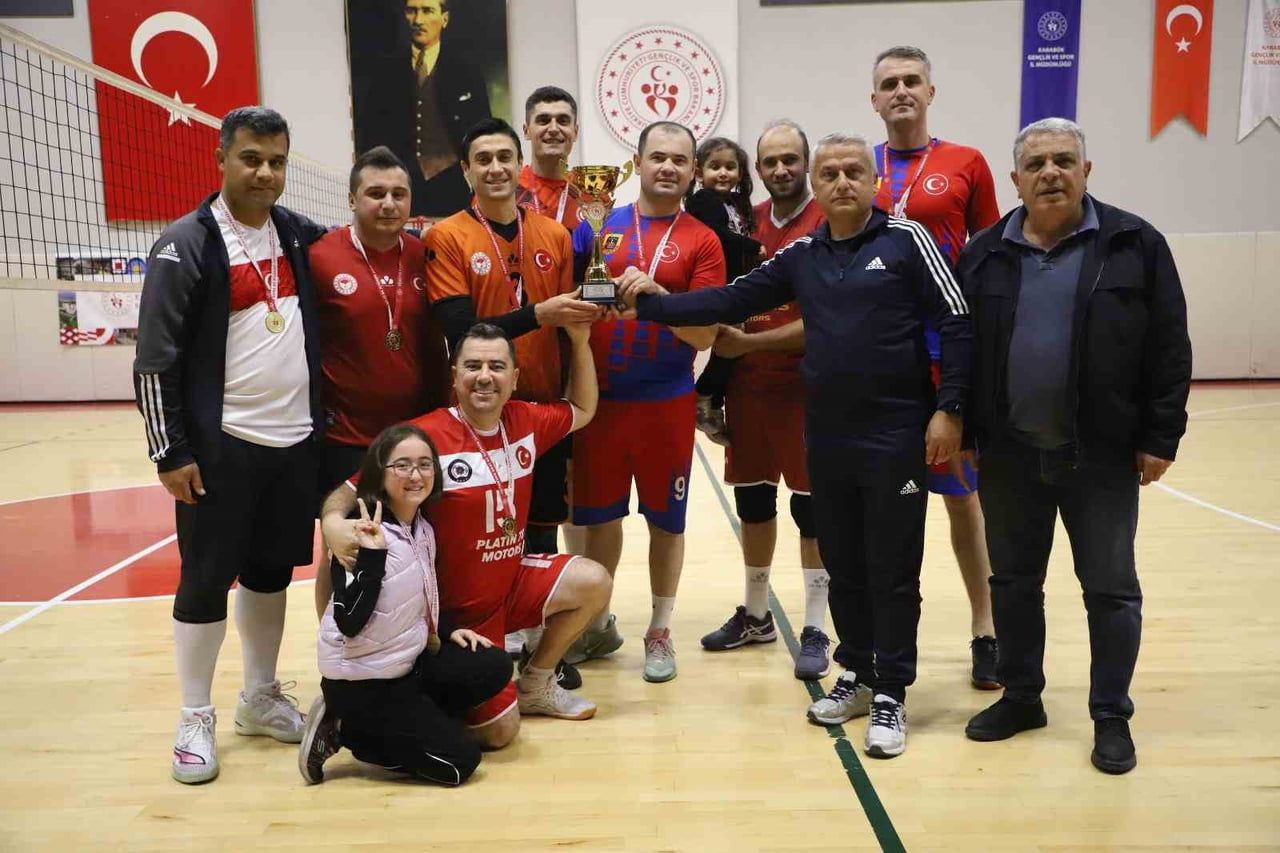 KARABÜK’TE DÜZENLENEN 4. KAMU SPOR OYUNLARI VOLEYBOL TURNUVASINDA JANDARMA KOMUTANLIĞI VE EMNİYET...