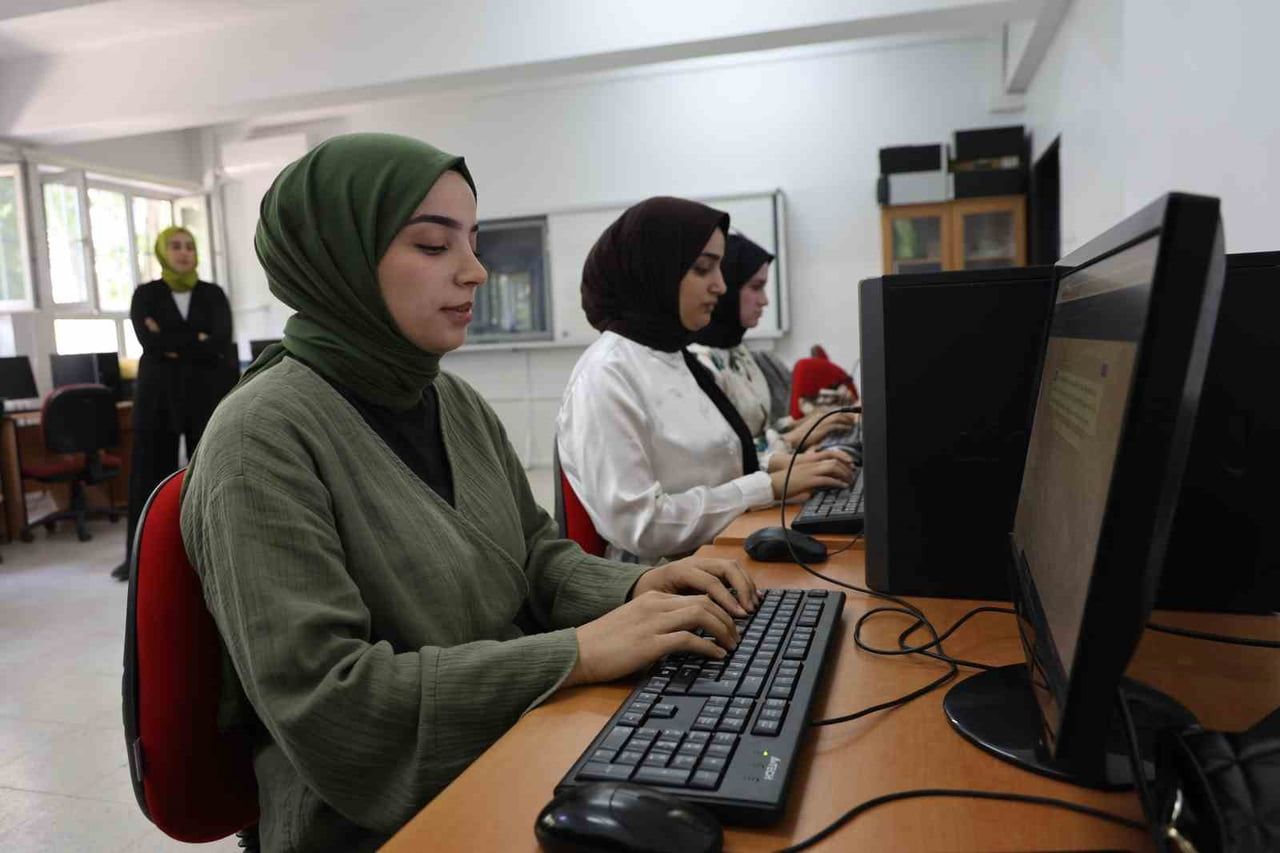 ELAZIĞ’DA ADALET BAKANLIĞI KADROSUNA GİREREK KATİPLİK YAPMAK İSTEYEN VATANDAŞLAR, HALK EĞİTİM...