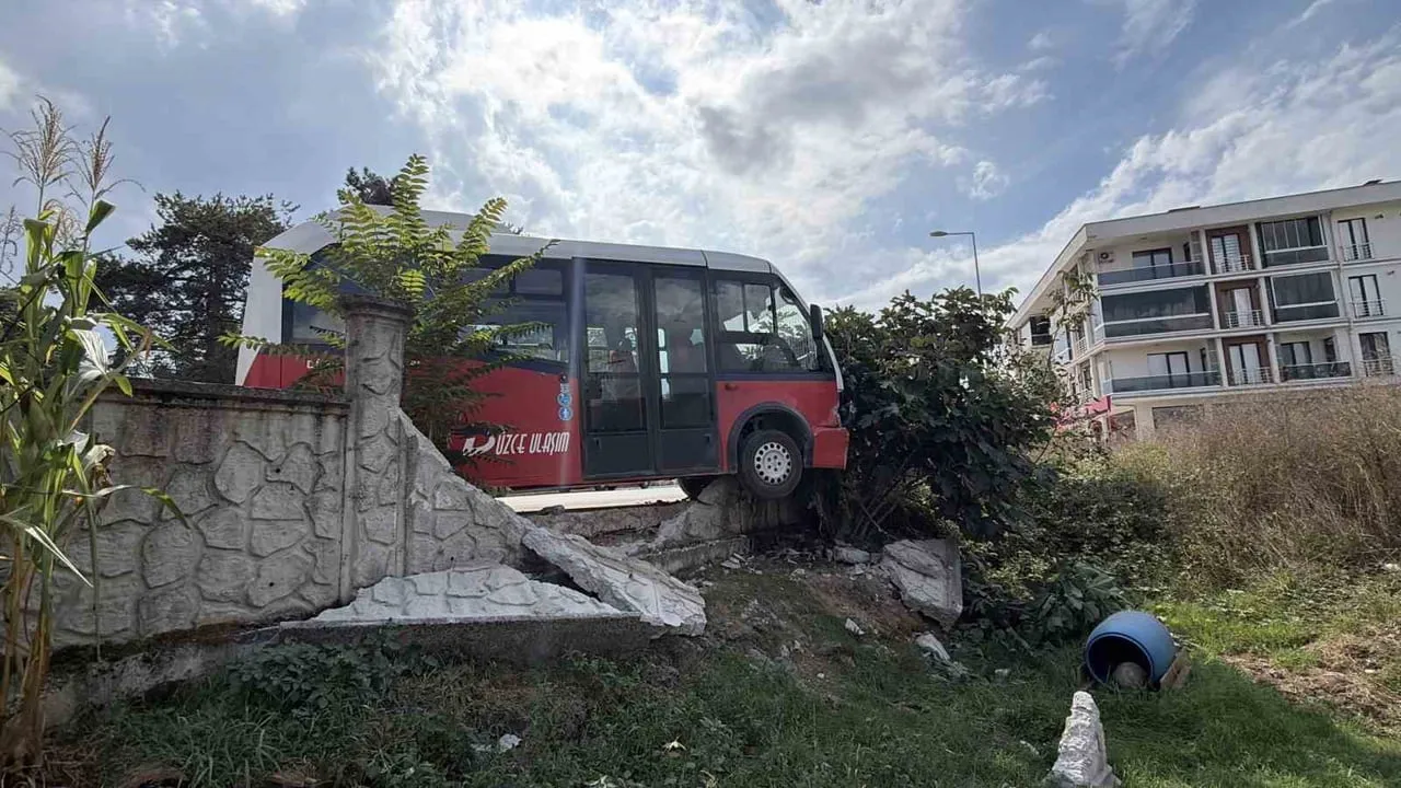 DÜZCE’DE HALK OTOBÜSÜ ÖNÜNE ÇIKAN KÖPEĞE ÇARPMAMAK İÇİN MANEVRA YAPINCA BİR EVİN BAHÇESİNE...