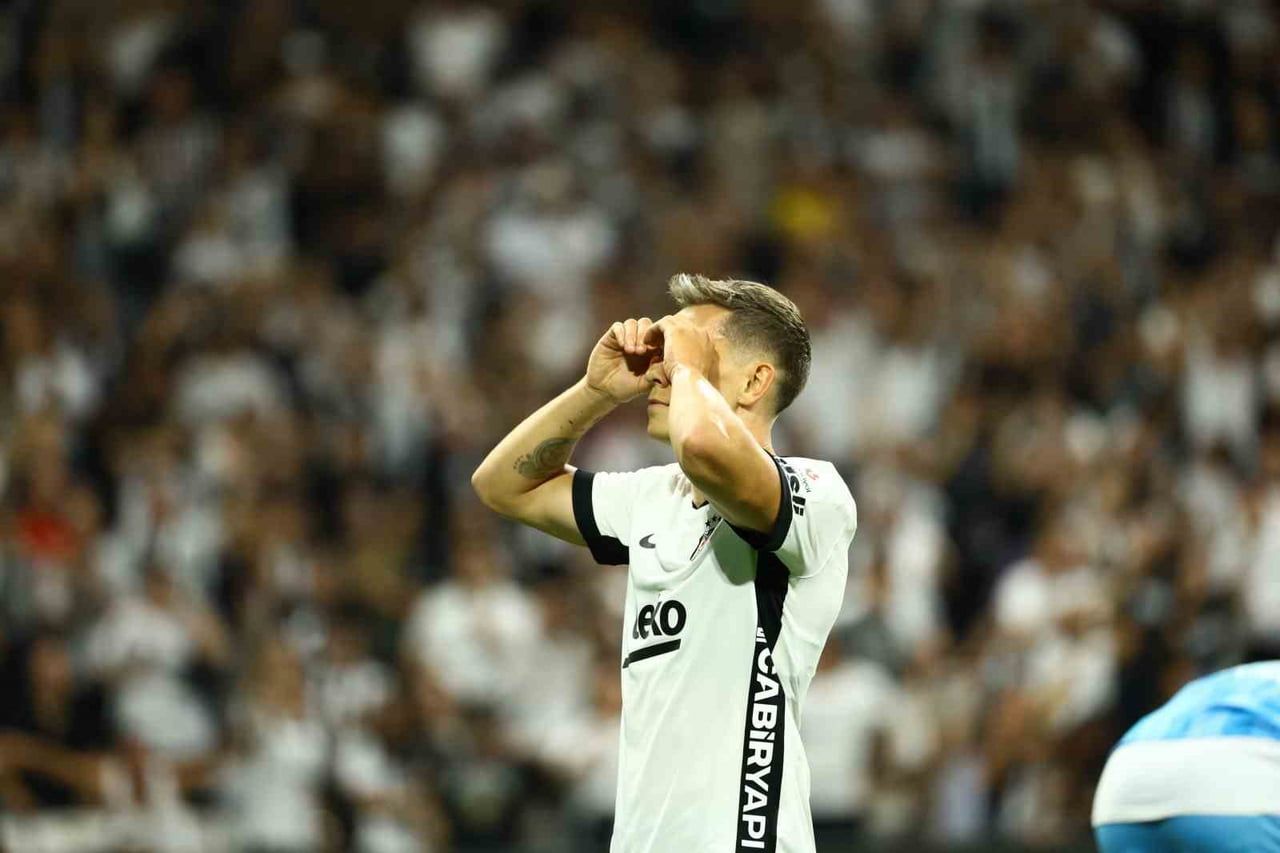 BEŞİKTAŞ’IN BELÇİKALI OYUNCUSU LEANDRO TROSSARD, ERZURUMSPOR FK KARŞISINDA FİLELERİ HAVALANDIRARAK...