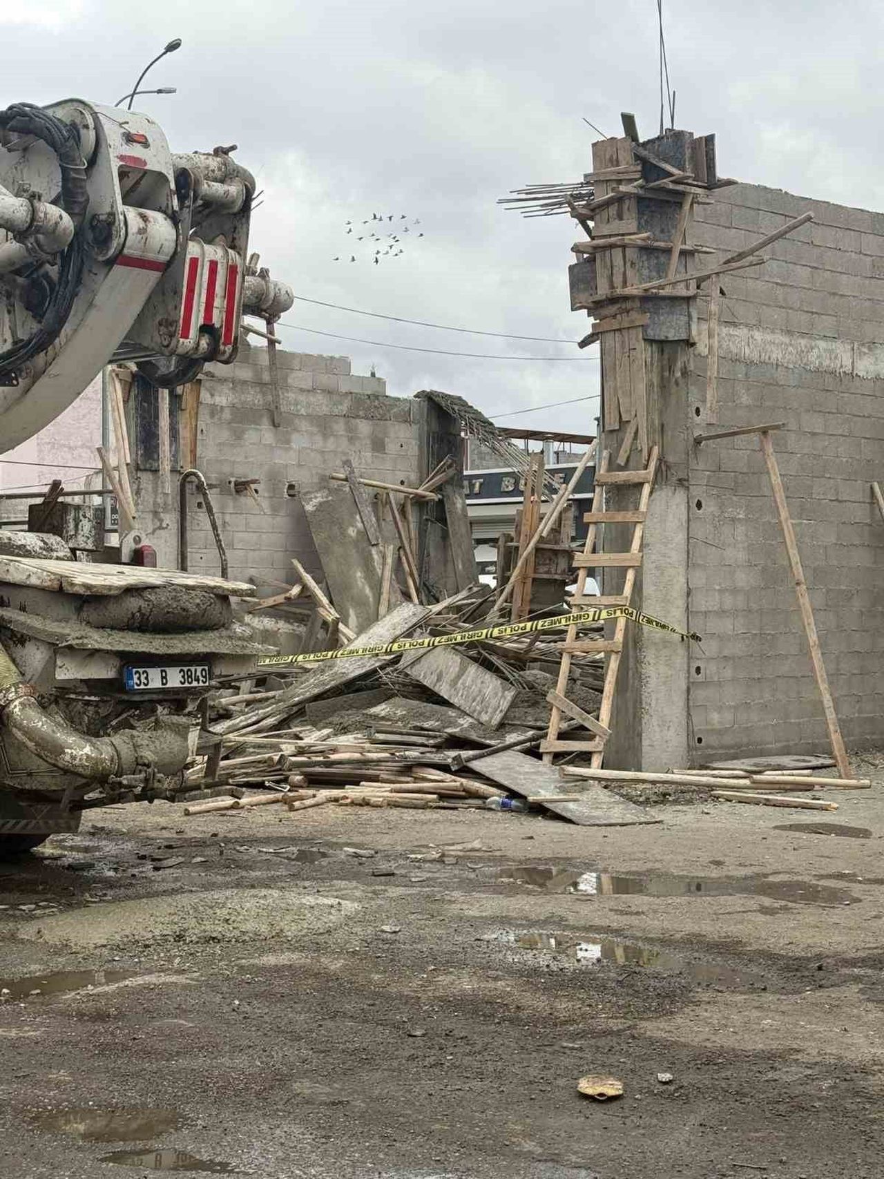 GAZİANTEP'İN NİZİP İLÇESİNDE BİR İNŞAATTA BETON DÖKÜMÜ SIRASINDA AHŞAP KALIP ÇÖKTÜ, 3 İŞÇİ...