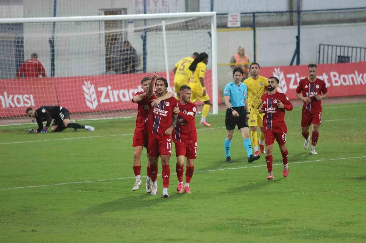 FETHİYESPOR-EYÜPSPOR MAÇI ŞİDDETLİ YAĞIŞA TAKILDI