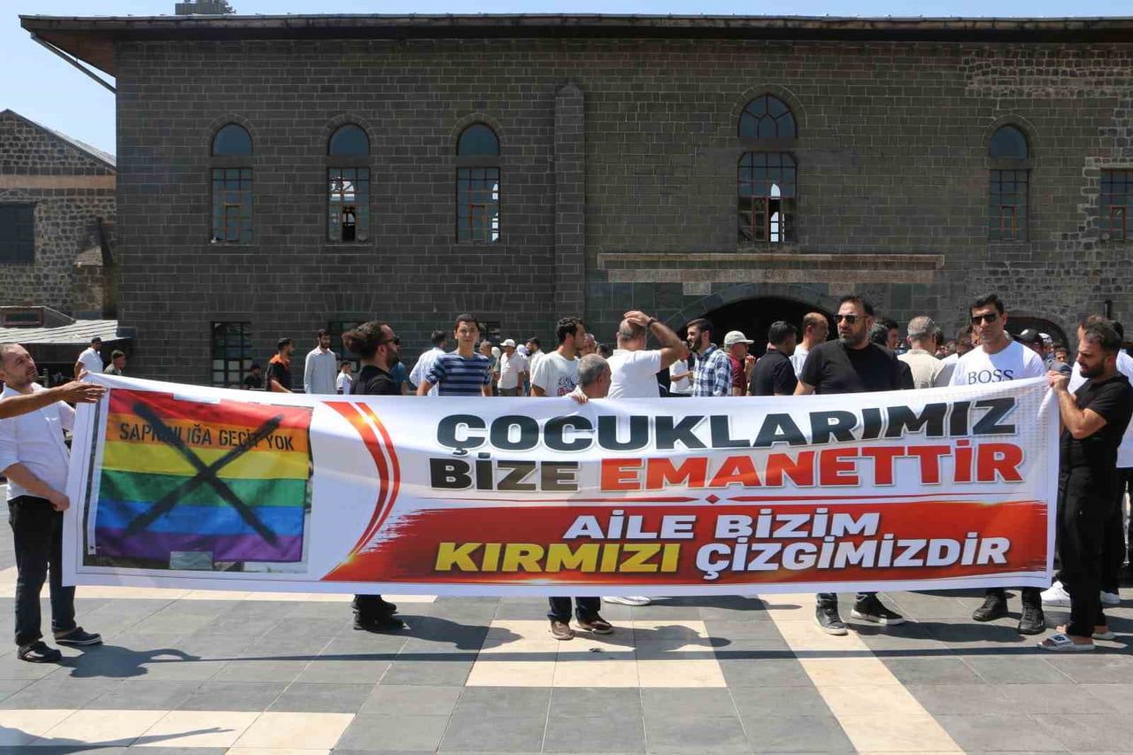 ÇOK SAYIDA VATANDAŞ SUR İLÇESİNDEKİ TARİHİ ULU CAMİ ÖNÜNDE CUMA NAMAZI SONRASI BİR ARAYA GELEREK...