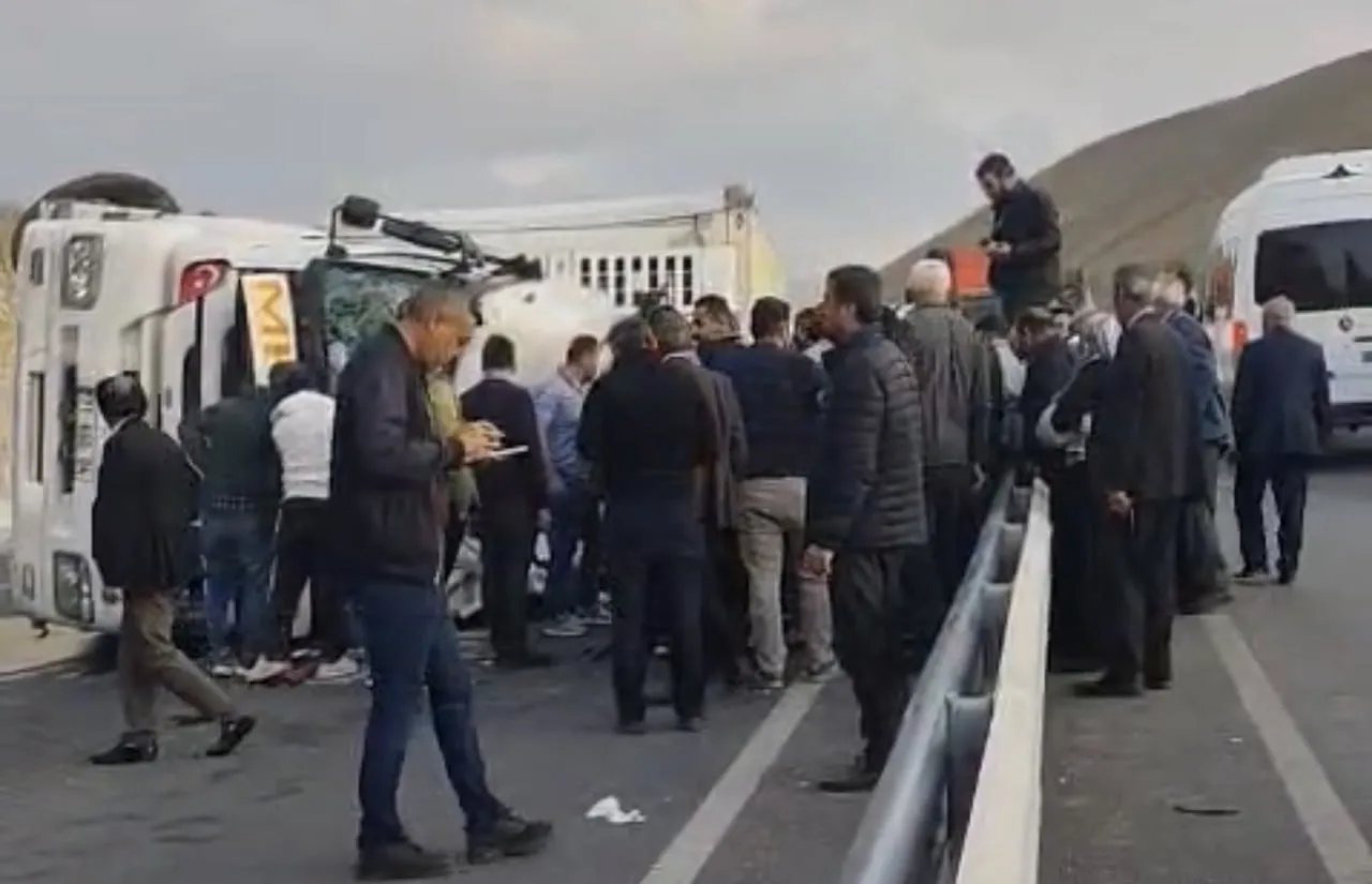 VAN’IN GÜRPINAR İLÇESİNDE TIRIN DEVRİLMESİ SONUCUNDA 1 KİŞİ YARALANDI.