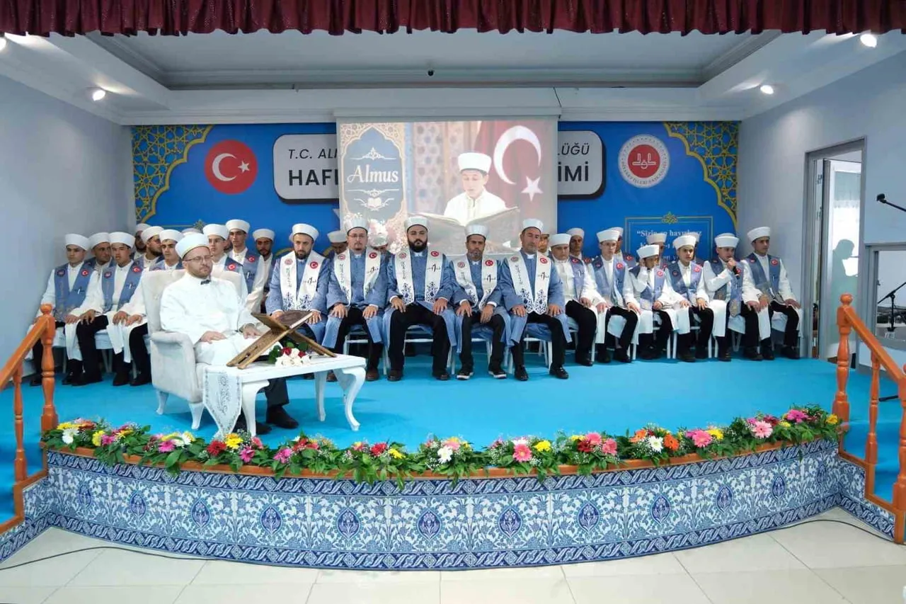 TOKAT’IN ALMUS İLÇESİNDE HAFIZLIK EĞİTİMLERİNİ TAMAMLAYAN 41 ÖĞRENCİ İÇİN DÜZENLENEN TÖRENDE...