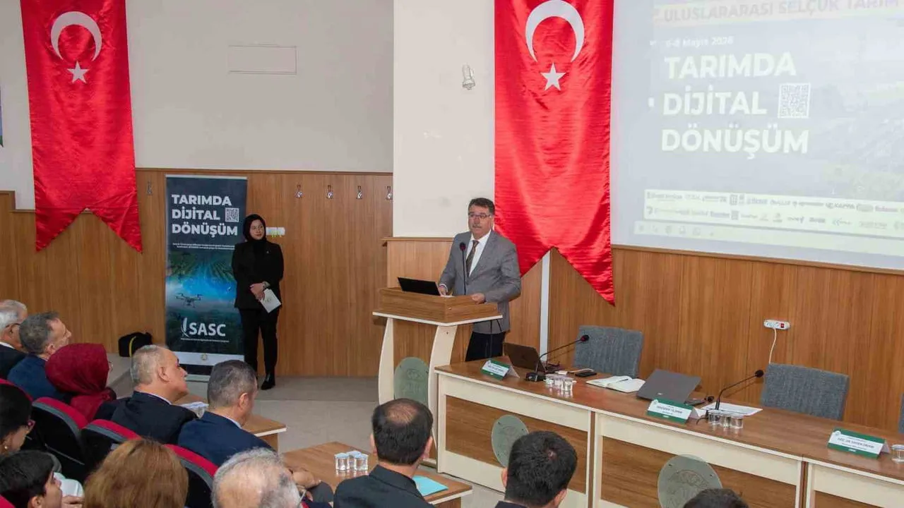AÇILIŞ PROGRAMINDA KONUŞAN SELÇUK ÜNİVERSİTESİ REKTÖR YARDIMCISI PROF. DR. ZEKİ BAYRAMOĞLU...