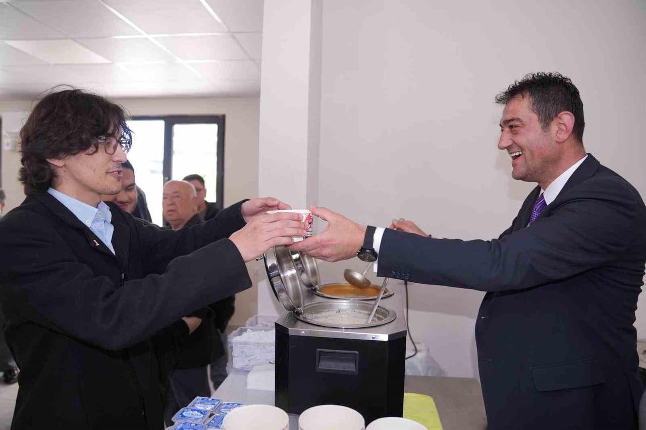 AÇILIŞIN ARDINDAN BEELEDİYE BAŞKANI FUAT KÖSE, KENDİ ELLERİYLE ÖĞRENCİLERE ÇORBA SERVİSİNDE...