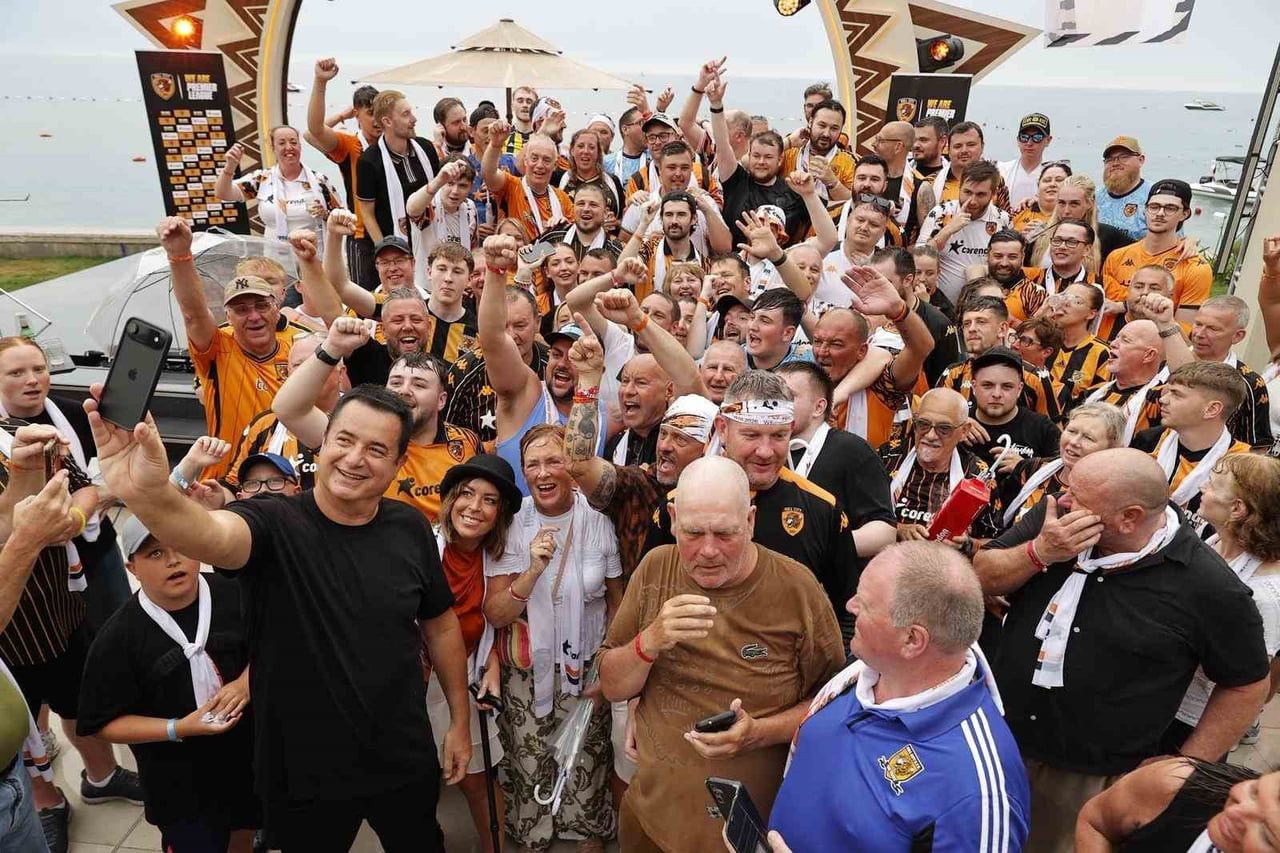 ACUN ILICALI’NIN SAHİBİ OLDUĞU HULL CİTY’NİN PREMİER LİG’E YÜKSELME SEVİNCİNİ PAYLAŞAN 200 ŞANSLI...