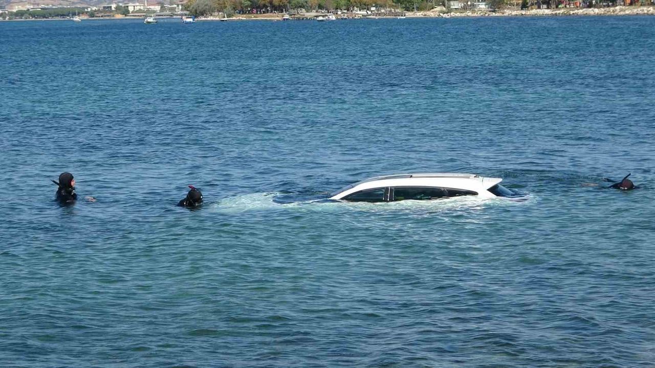 SÜRÜCÜSÜNÜN EL FRENİNİ ÇEKMEYİ UNUTARAK PARK ETTİĞİ OTOMOBİL KAYMAYA BAŞLADI. SÜRÜCÜ ARACIN...