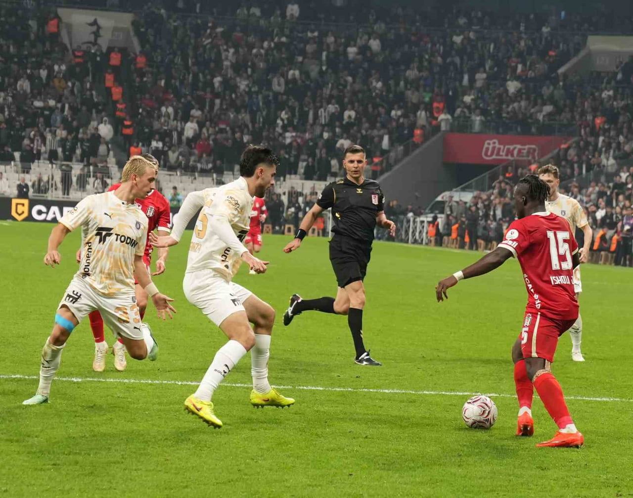 TRENDYOL SÜPER LİG'İN 9. HAFTASINDA BEŞİKTAŞ, KONUK ETTİĞİ BAŞAKŞEHİR’İ 2-0 MAĞLUP...