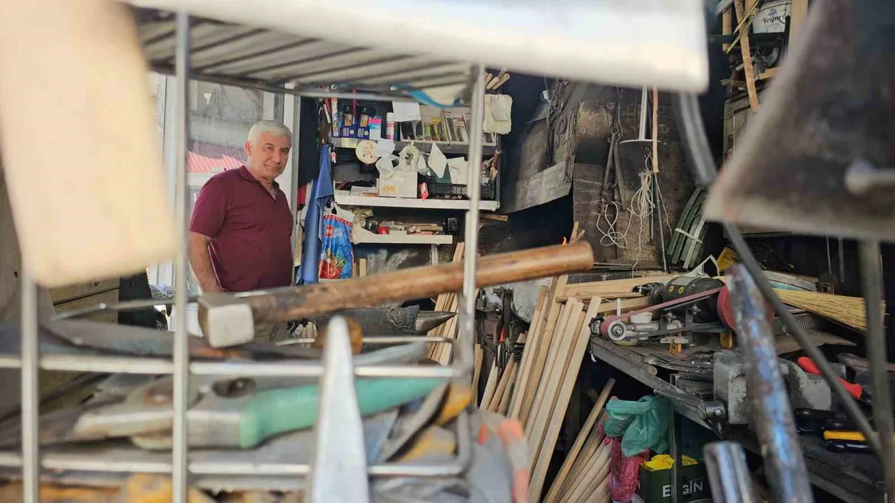 ZONGULDAK'IN DEVREK İLÇESİNDE YARIM ASIRDIR DEMİRCİLİK YAPAN RIZA ULUKOZ, MESLEĞİ DEVREDECEK ÇIRAK...