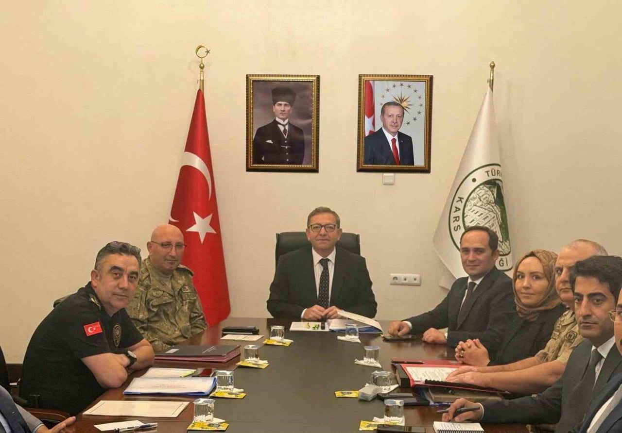 KARS’TA GÜVENLİK ZİRVESİ: ASAYİŞ, OKUL GÜVENLİĞİ VE SINIR HATTI MASADA(KARS-İHA)