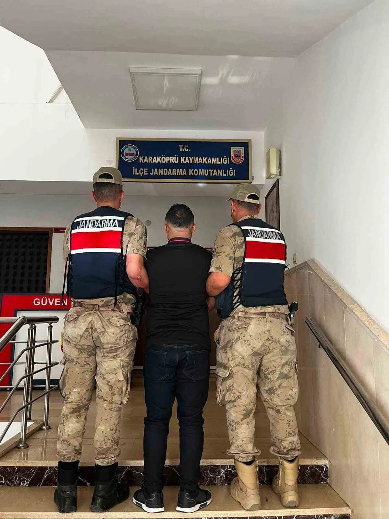DOLANDIRICILIK SUÇUNDAN ARANAN ŞAHIS YAKALANDI