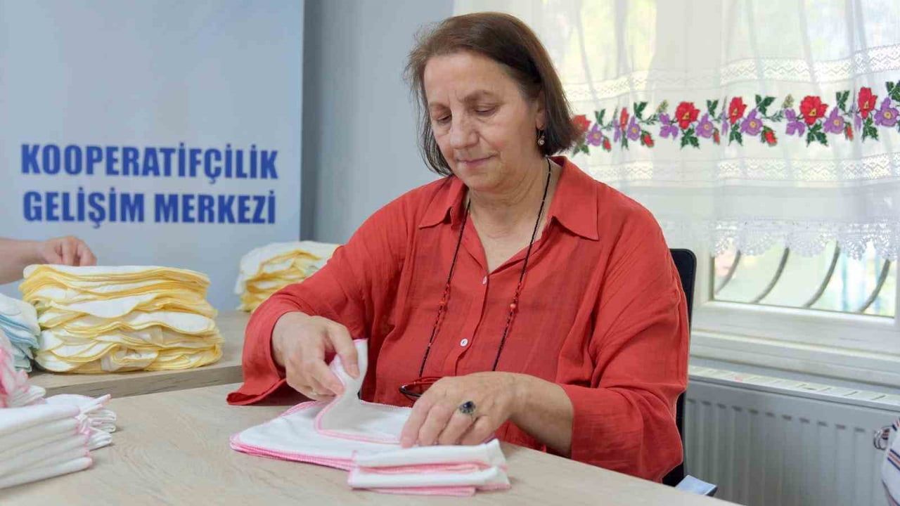 YILDIRIM BELEDİYESİ, EV EKSENLİ KADIN İSTİHDAMI PROJESİ İLE KADINLARIN EVLERİNDEN ÇIKMADAN ÜRETİME...