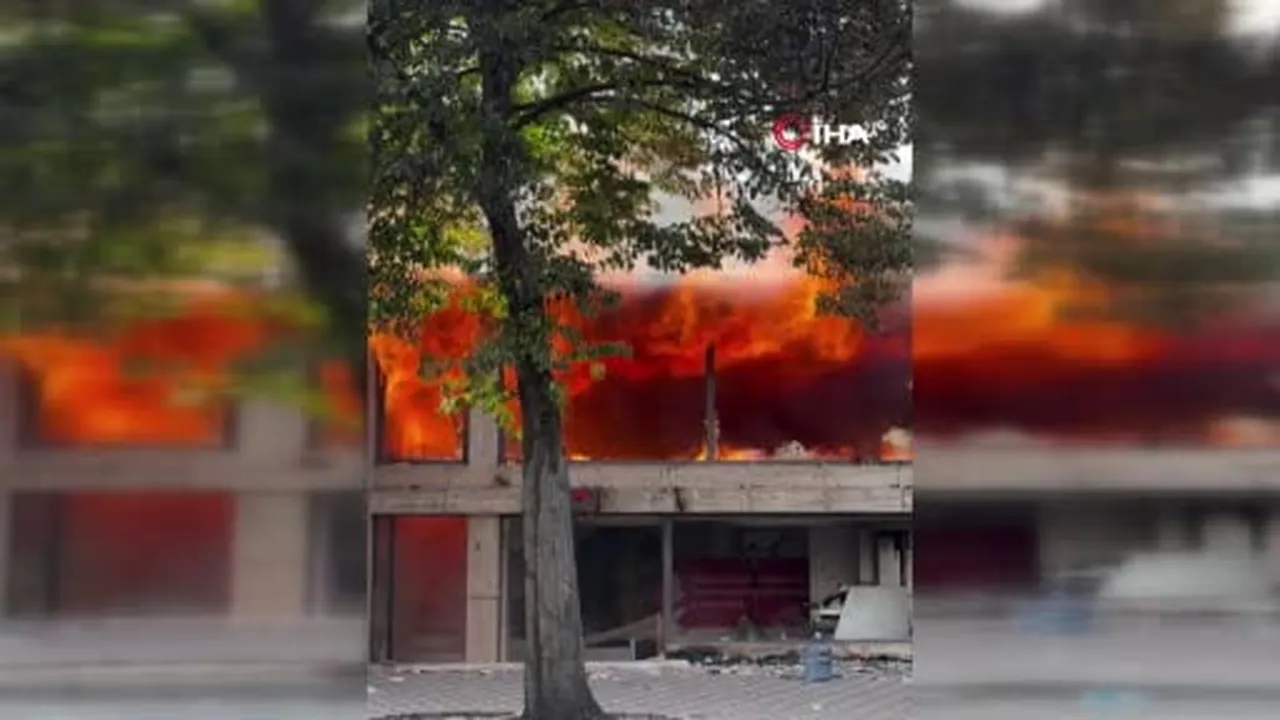 Arnavutluk'ta ikinci gününde devam eden öğrenci protestolarında Eğitim Bakanlığı binası ateşe...