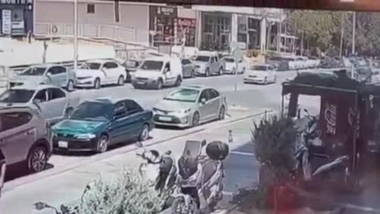 Kontrolsüz dönüş yapan hafif ticari araca motosikletli polisler çarptı: 2 polis yaralandı
