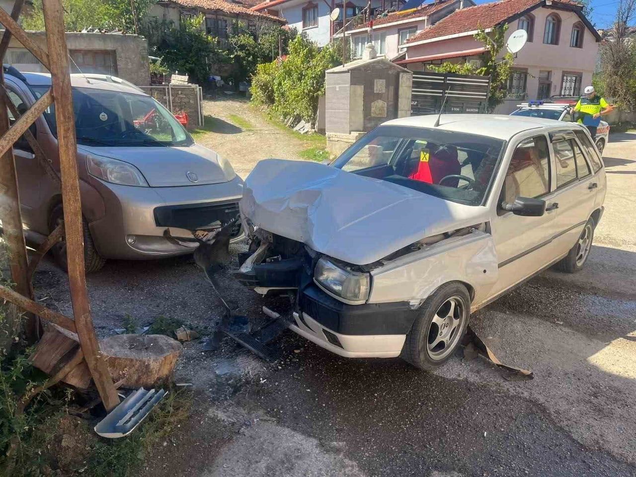 BİLECİK’TE OTOMOBİL ELEKTRİK DİREĞİNE ÇARPTI: 1 YARALI