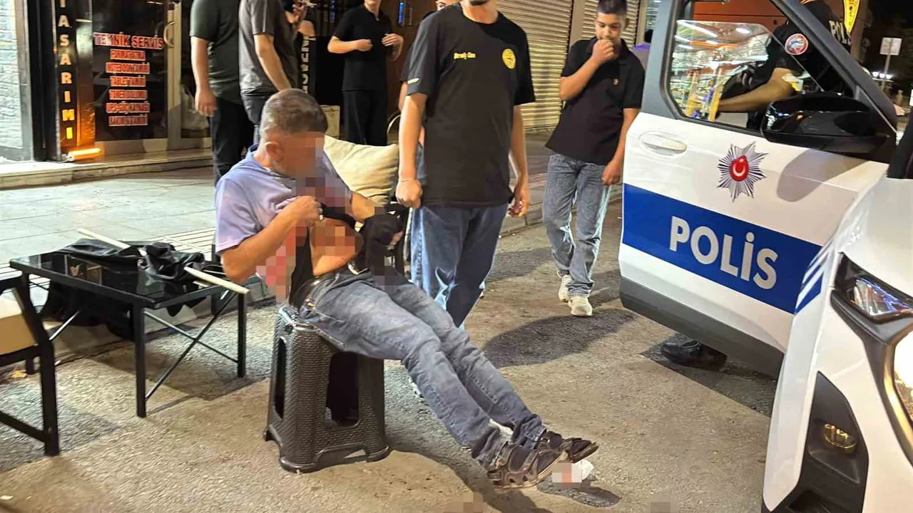 AKSARAY’DA TARTIŞTIĞI 2 ŞAHIS TARAFINDAN BIÇAKLA KARNINDAN YARALANAN ŞAHIS, OLAY YERİNE GELEN...