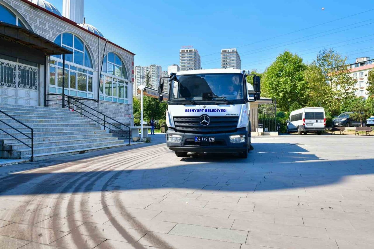 ESENYURT İLÇESİNDE MEVLİT KANDİLİ ÖNCESİ CAMİLER VE MEZARLIKLARDA HUMMALI BİR TEMİZLİK ÇALIŞMASI...