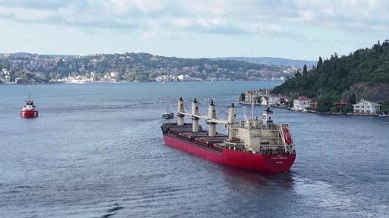 İstanbul Boğazı'nda makine arızası yapan gemi nedeniyle gemi trafiği durduruldu