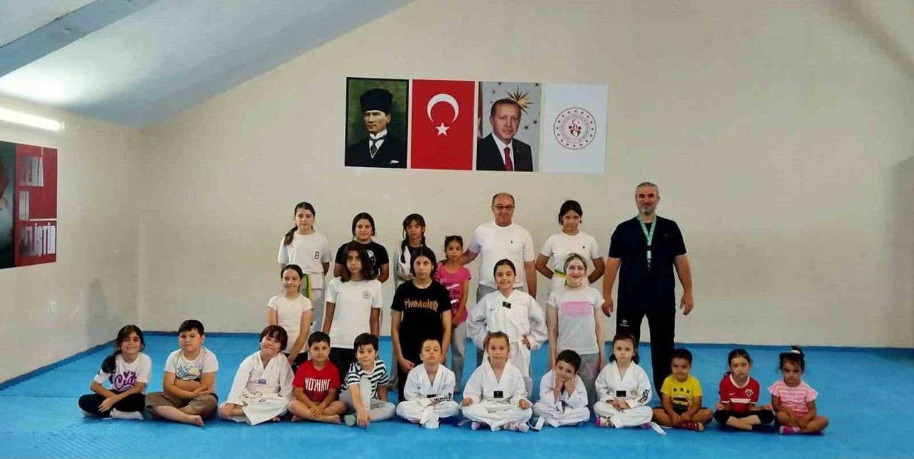 ESKİŞEHİR'DE GENÇ SPORCULAR, YAZ TATİLİNİ TAEKWONDO ANTRENMANLARINA KATILARAK...