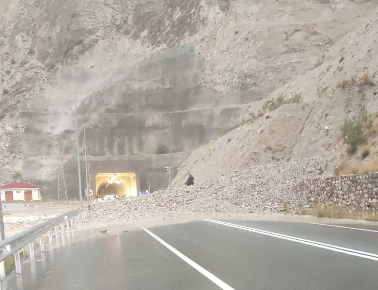 ERZURUM’UN OLTU İLÇESİNDE ETKİLİ OLAN SAĞANAK YAĞIŞ, ULAŞIMDA AKSAMALARA NEDEN OLDU. OLTU-YUSUFELİ...