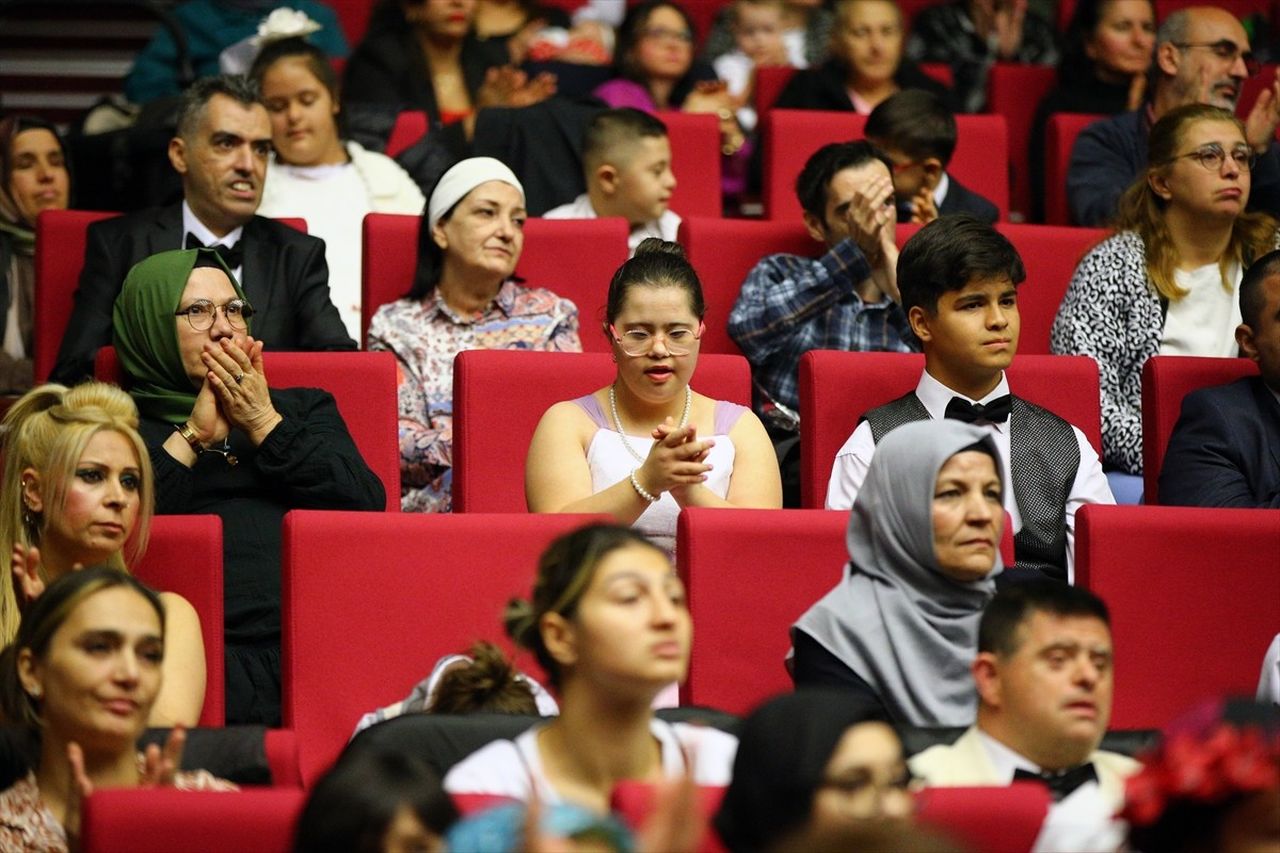 Adana'da 3 Aralık Dünya Engelliler Günü kapsamında "Farkımı Fark Et, Benimle Dans Et" etkinliği...