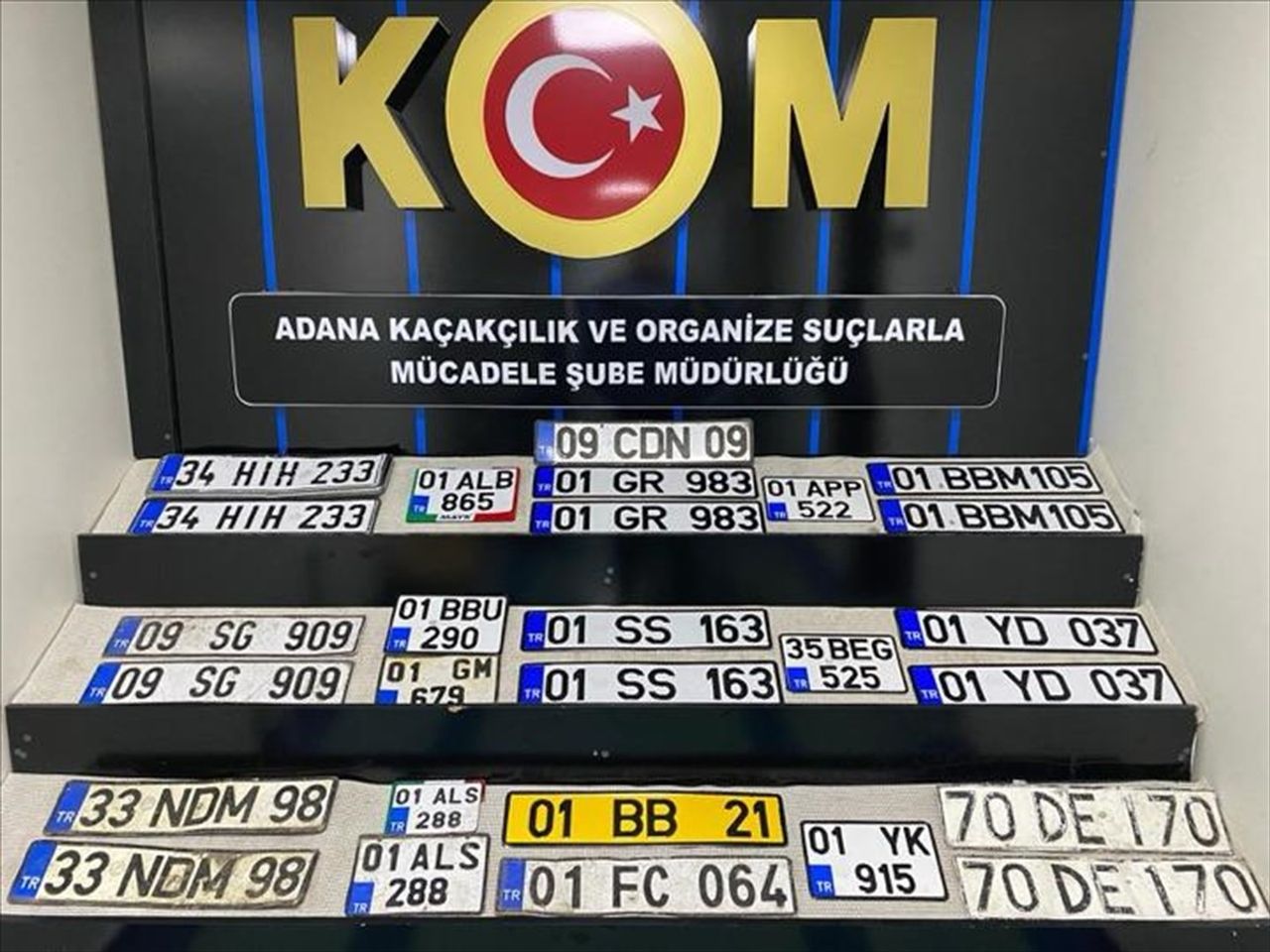 Adana'da bir iş yerine düzenlenen operasyonda 27 sahte araç plakası bulundu, 1 şüpheli gözaltına...