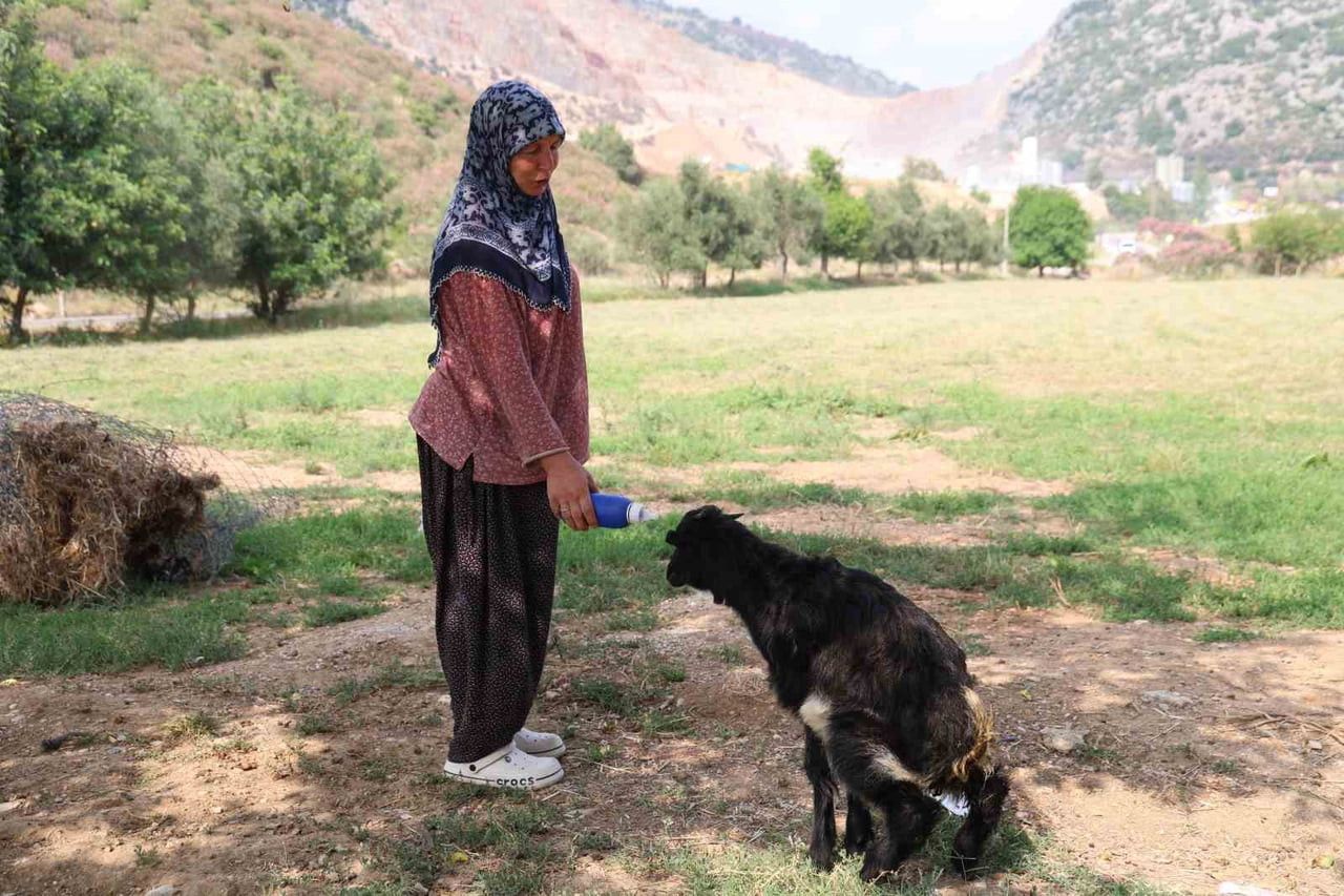 ADANA'NIN KOZAN İLÇESİNDE DOĞUŞTAN GÖRMEYEN VE ANNESİ TARAFINDAN REDDEDİLEN OĞLAK, ANNE SEVGİSİNİ...