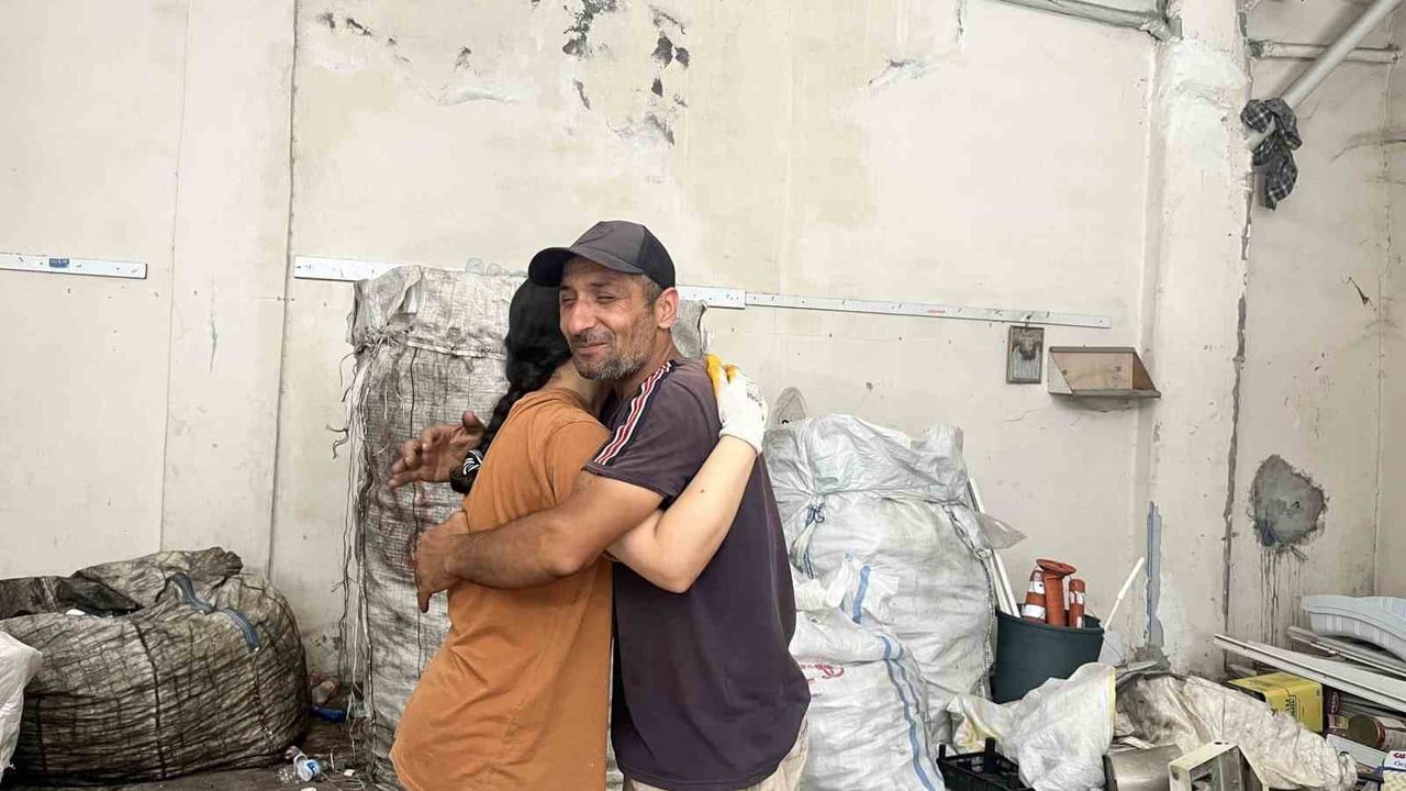 ADANA’DA YAŞAM MÜCADELESİ VEREN 3 ÇOCUK BABASI ADNAN ASLAN, ÇOCUKLARININ EĞİTİMİ İÇİN 33 YILDIR...